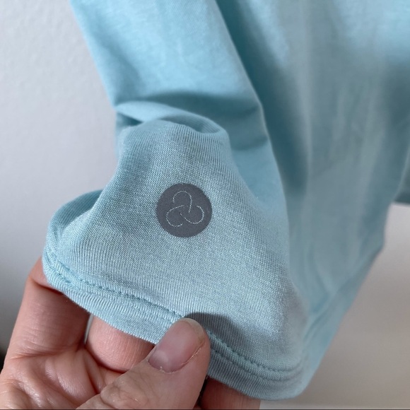 Zella Blue Short Sleeve Twist Front Top Sz Large - Picture 5 of 13